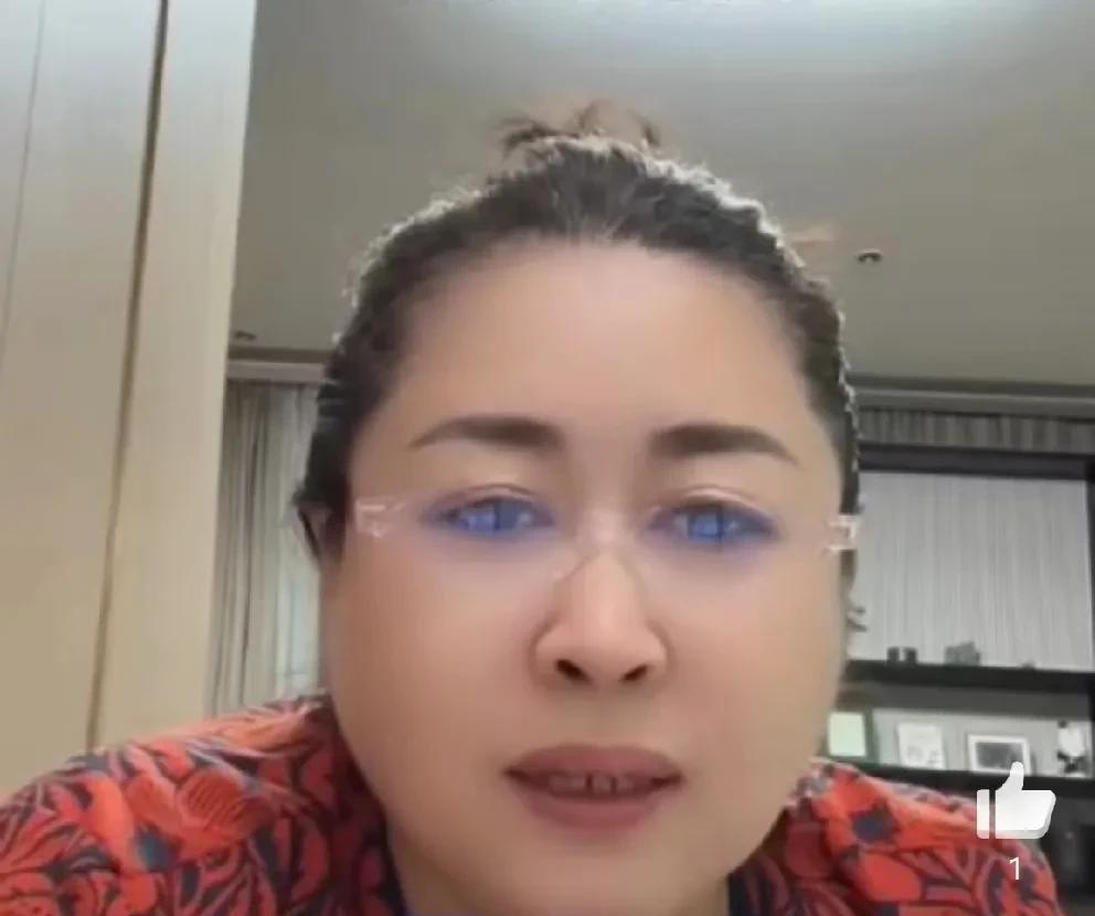 辛巴妈妈深夜开播表示不会理黑粉，一切都会好的！
        辛巴妈妈凌晨2点