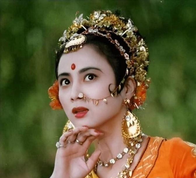 1997年，李玲玉嫁给犹太富豪杰瑞，新婚夜，李玲玉开玩笑地说：“你就不怕我嫁给你