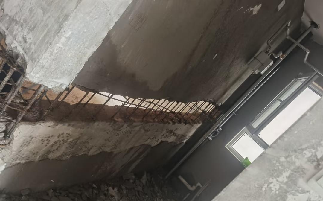 请教各位 收房 楼下发现这种问题
楼下有不同楼层大概四五户发现承重墙有问题，会不