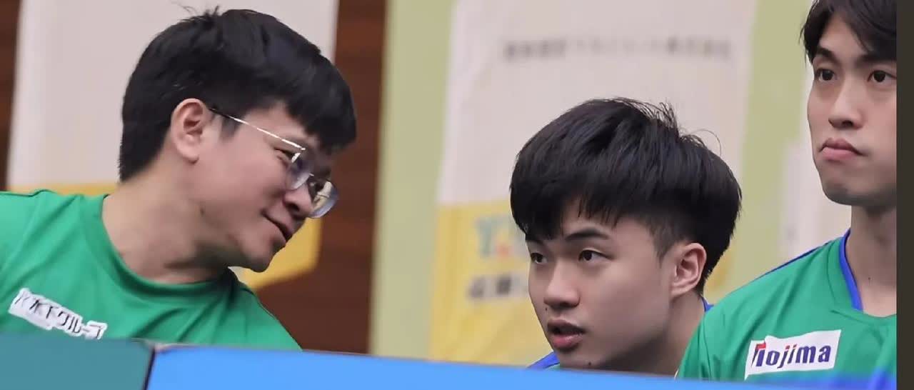 林昀儒出去打比赛，教练都跟着。
林昀儒去打乒超的时候，他的教练和理疗师就一直跟