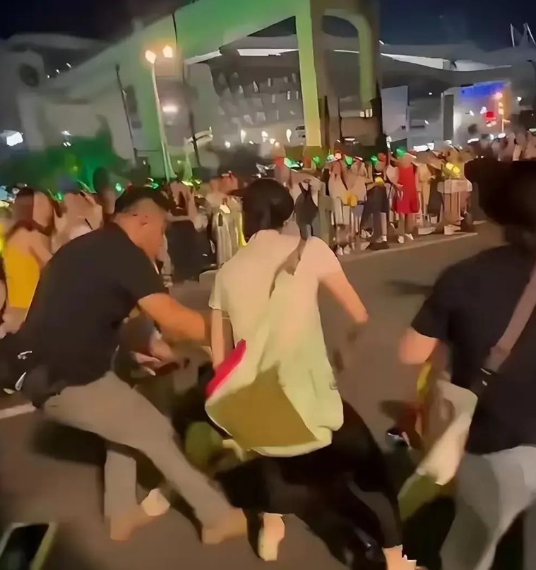 日本浪人在日本无故打中国人。都说中日关系恶化了。好象是解不开的节。
德国能融入欧
