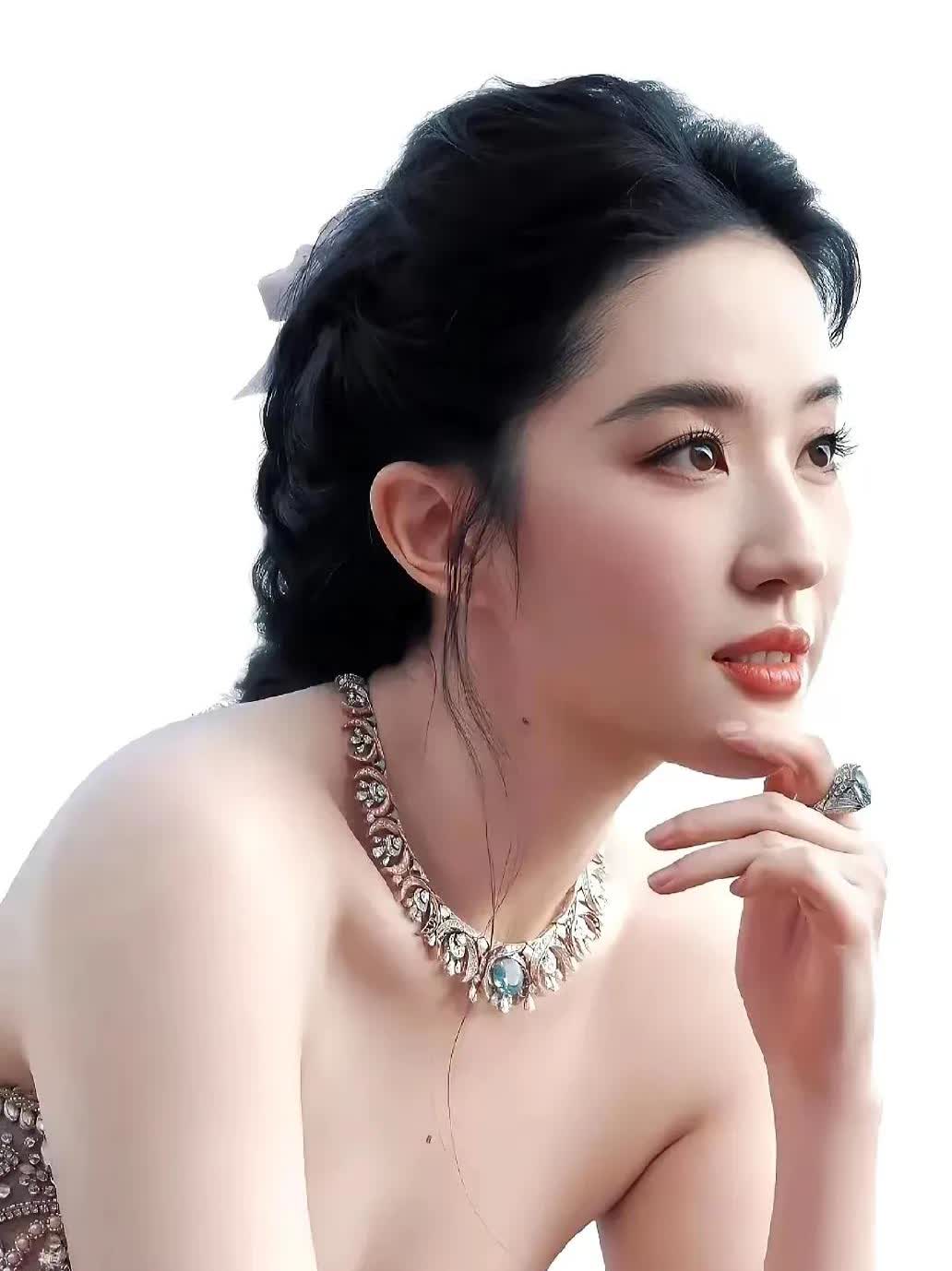 刘亦菲西西里岛生图美到失语，穿白裙踏海浪似仙女下凡