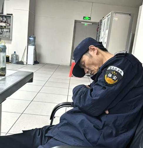 2022年，广东清远60岁的大叔做保安三年，每天工作18个小时，月工资只有210
