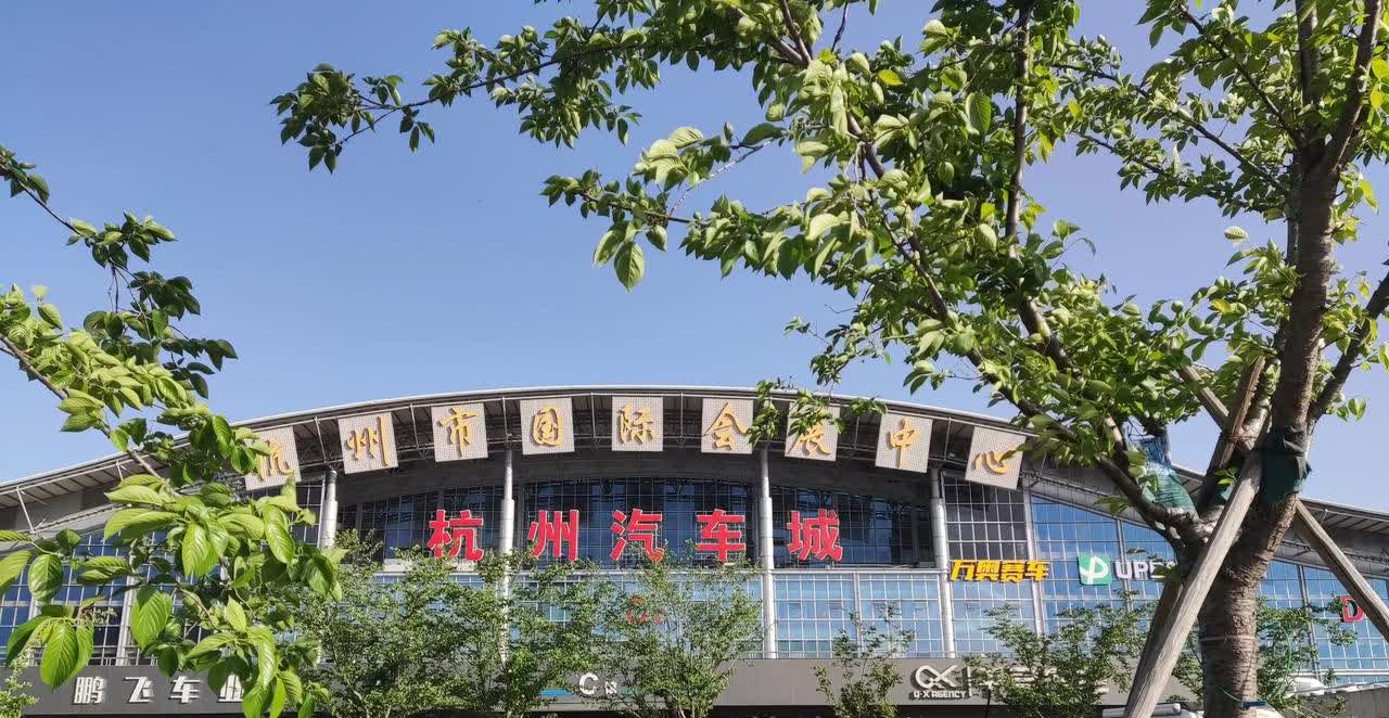我理想的床车是(没考虑过房车)，不怕限高限宽，能下地库，能在车上洗澡，做饭不用下