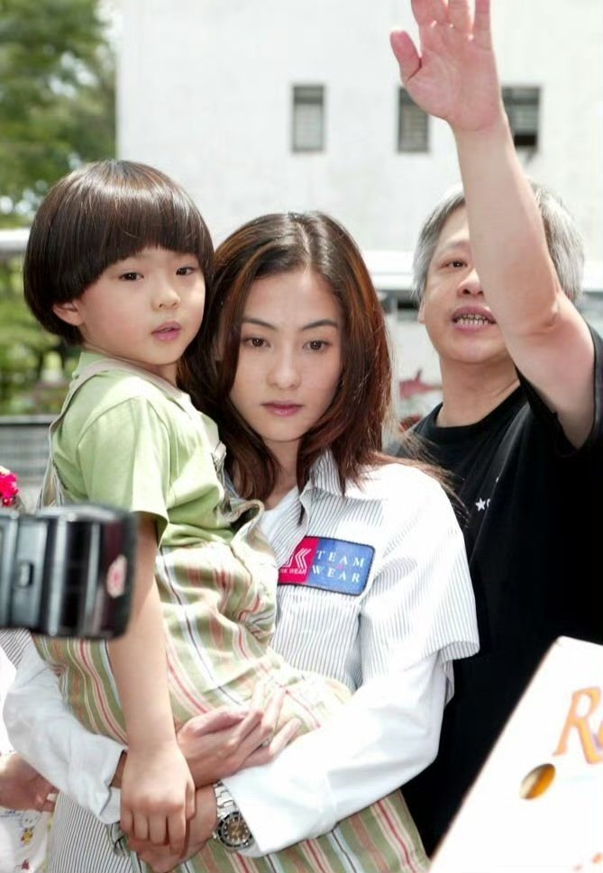 2003年尔冬升执导电影《忘不了》开机仪式上的张柏芝美若天仙！ ​​​