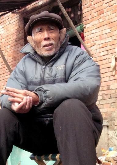 1949年渣滓洞大屠杀前夕，狱中的罗广斌趁着四下无人，喊住了看管人员杨钦典：“老