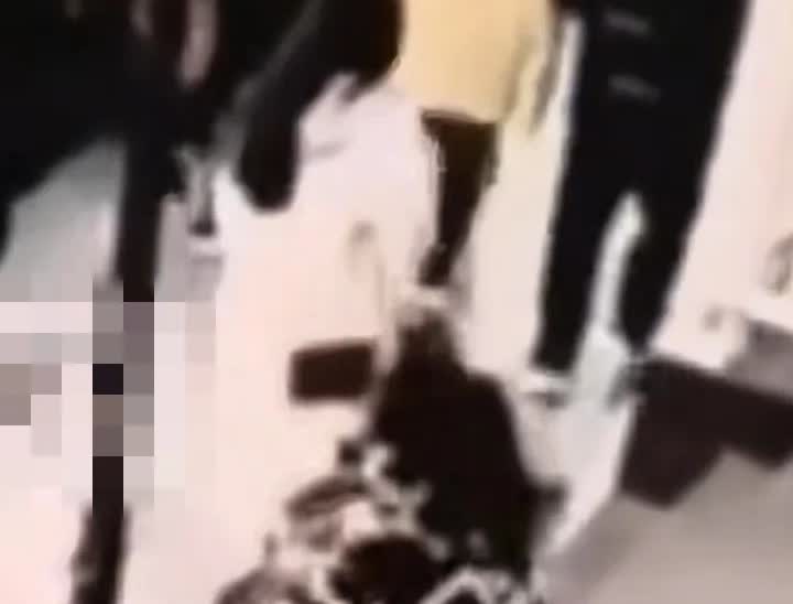 下台阶时玩手机摔倒，索赔6.7万，怪台阶没有保护措施。

一女子去上海某餐厅