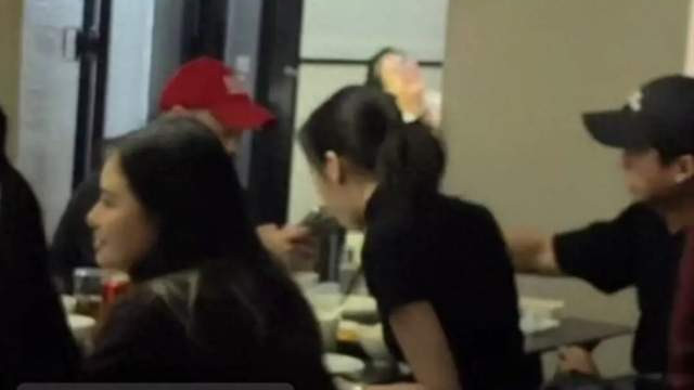 李嫣现身上海某餐厅，大冷天穿短袖，背部又瘦又薄，气质像王菲