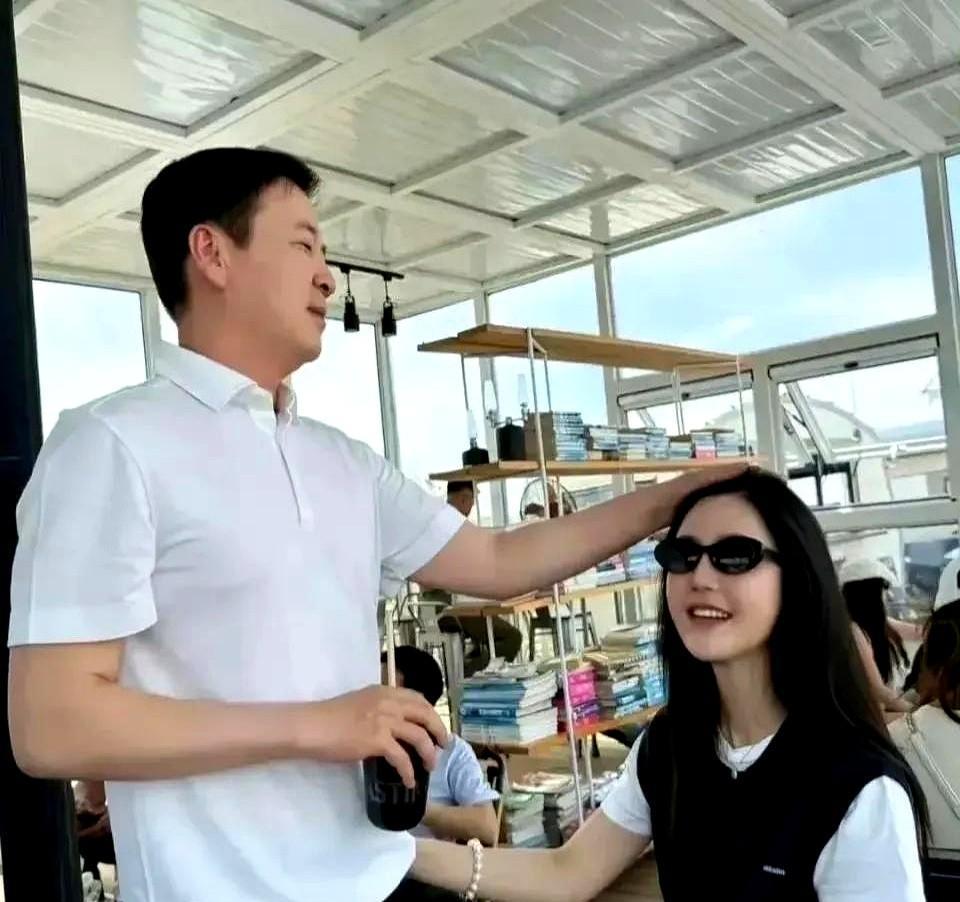 杨钰莹自己都想不到，帮她澄清与赖文峰有关传闻的，竟然是前任的现任楚玲。
你瞅瞅，
