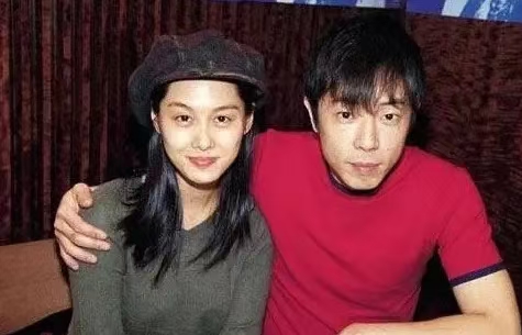 1999年，黄贯中表白时，朱茵提出了一个要求：只谈恋爱，‘不同房’！黄贯中满口答