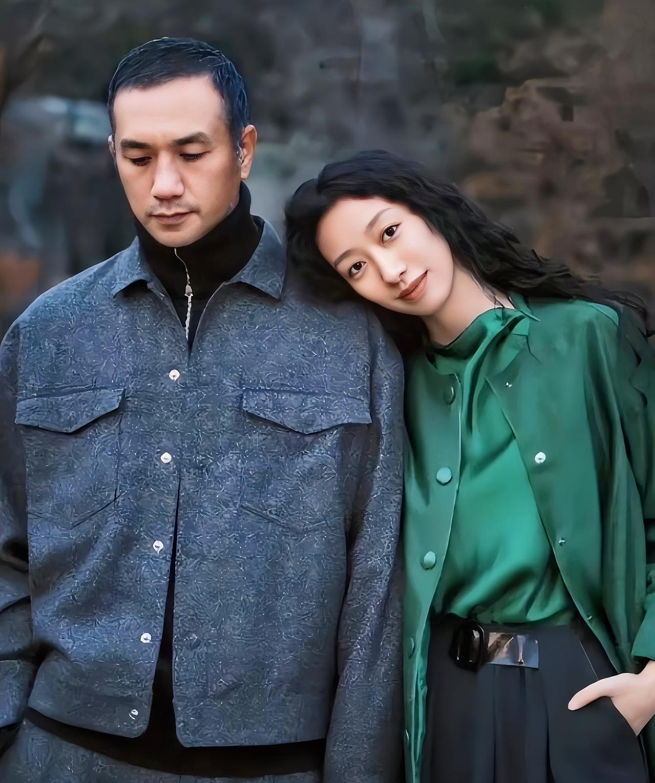 黄觉与徐静蕾谈过五年恋爱，和周迅传过绯闻，最后却和网上认识的麦子走到了一起，两人