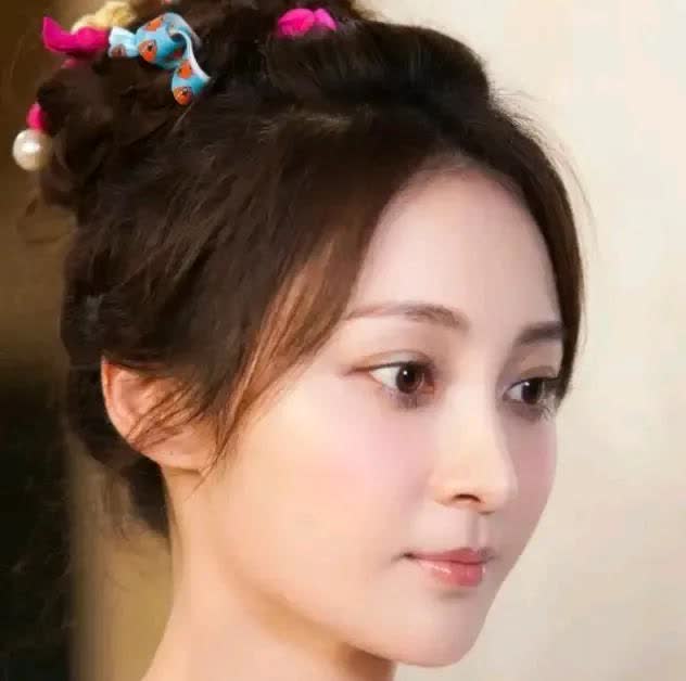 她又复出了，长得挺美，心灵却不美，这不是当年和文章马伊俐，他们三个纠葛的的一个女