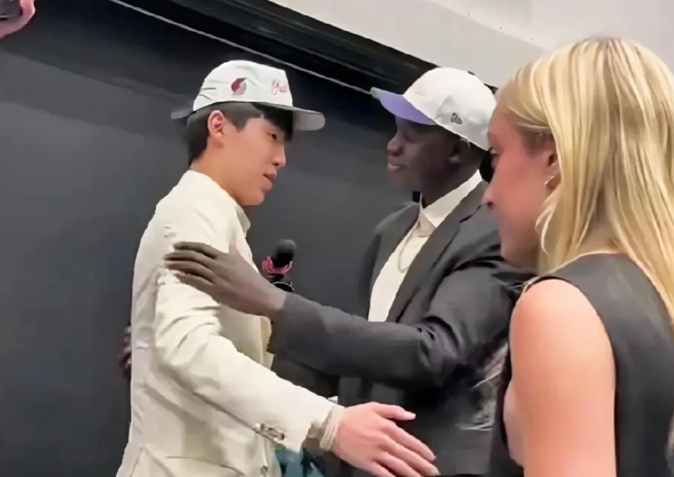 杨瀚森是一定比周琦更容易融入NBA的，三点优势太明显了。
 
如今的杨瀚森有一硬