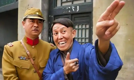 抗战时一地下党被捕，日伪乡长看后踢了对方一脚：共产党会要你这种货色？蠢得挂相！