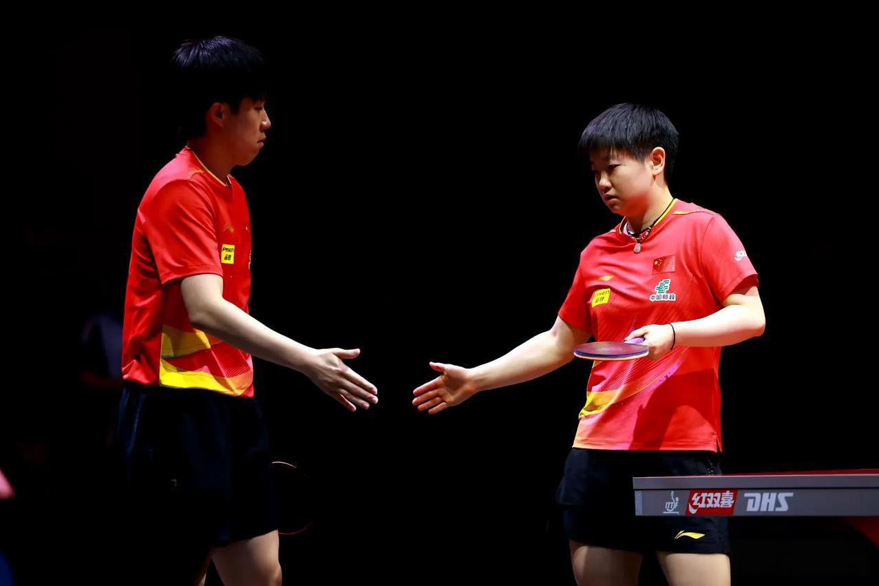 多哈世乒赛，晋级混双决赛的两席组合：
王楚钦/孙颖莎以3-0战胜了林钟勋/申裕斌
