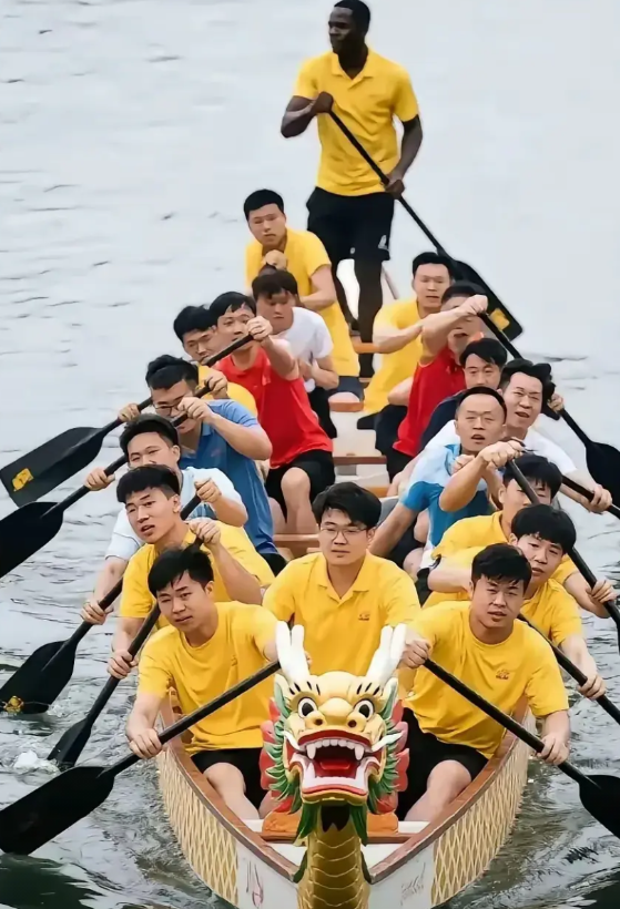 万万没想到，猎德村出了新状况。
广州猎德村有个规矩，村民得工作才能领分红，为的是