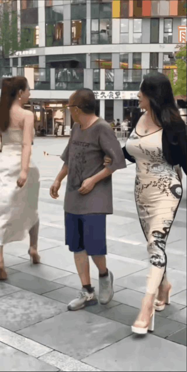 还想怎么着
中年夫妻走在大街上，对面走来一个美女，男人不淡定了，目不转睛地看着着