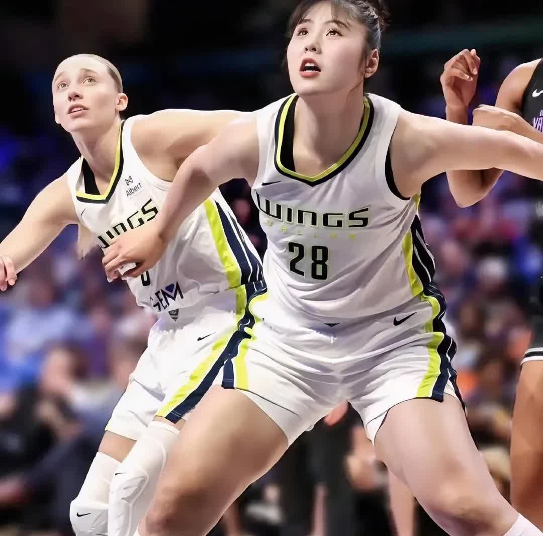 李月汝估计烦透了
她烦的不是打替补，
烦的是，第四节最后一刻才
被换上场，