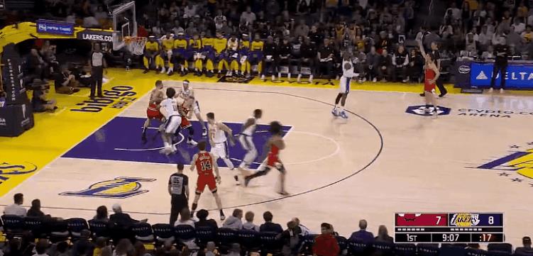 状态不错！老詹抢断反击助飞海斯！
在今天NBA常规赛湖人对阵公牛的第一节比赛中，