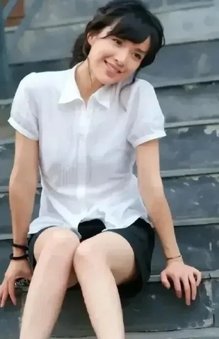 或许，她的颜值并未能瞬间让人联想到“漂亮”二字，更无左小青、江珊那般一眼万年的惊