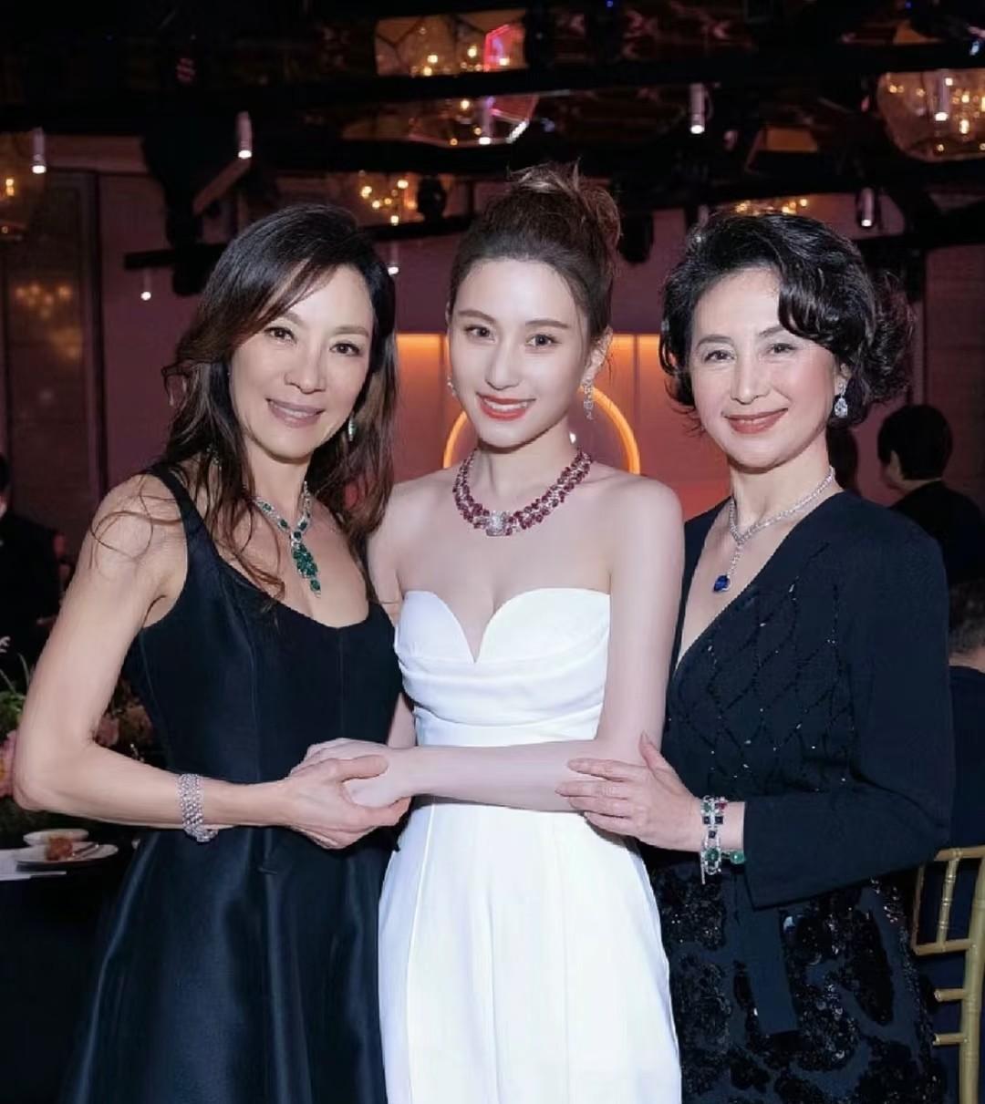 赌王这3个宠女，现在过得也太不一样了吧！
同样是赌王何鸿燊疼爱的女儿，如今的人生
