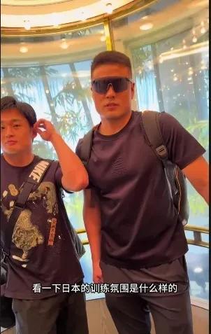 张名扬去日本学习背的这个背包很中国，刻有五星红旗很正气，张名扬和这个背包很像方方