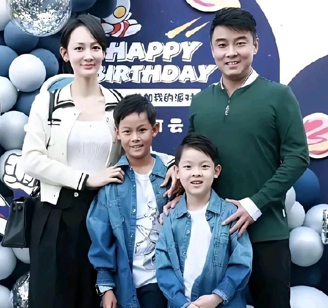 认识这个幸福家庭吗？
高颜值与实力并存的父母生出高颜值的孩子！大的像妈妈，小的像