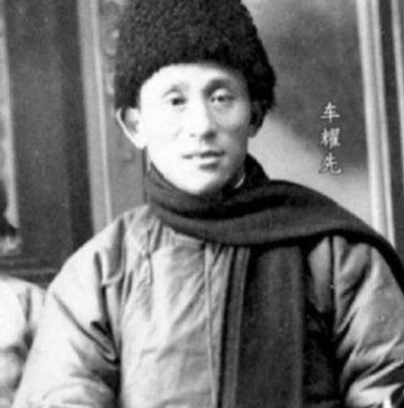 1923年，车耀先被敌人打碎颅骨，战友以为他死了，便脱掉他的衣服，丢进弹坑，就地