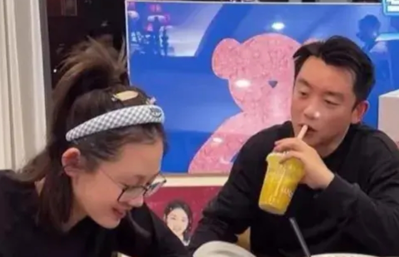 郑恺真是个人精，和苗苗结婚后一直没买房子，这都是我看苗苗拍volg后第三次搬家了