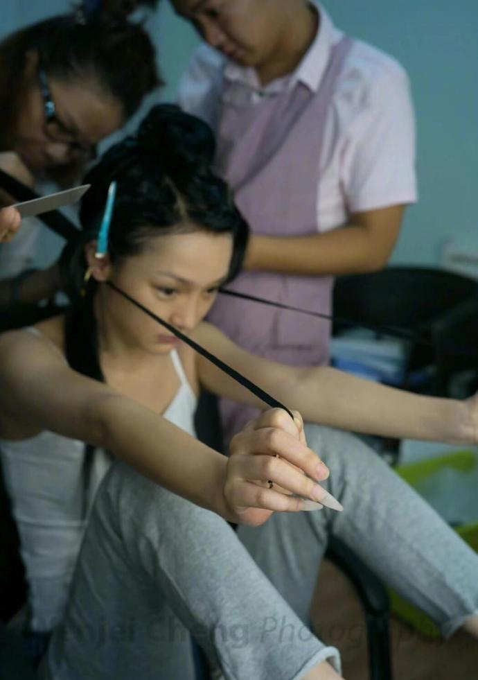 周迅拍《如懿传》初期状态佳，后因拍摄周期长、例假等因素，播出时略显浮肿。 