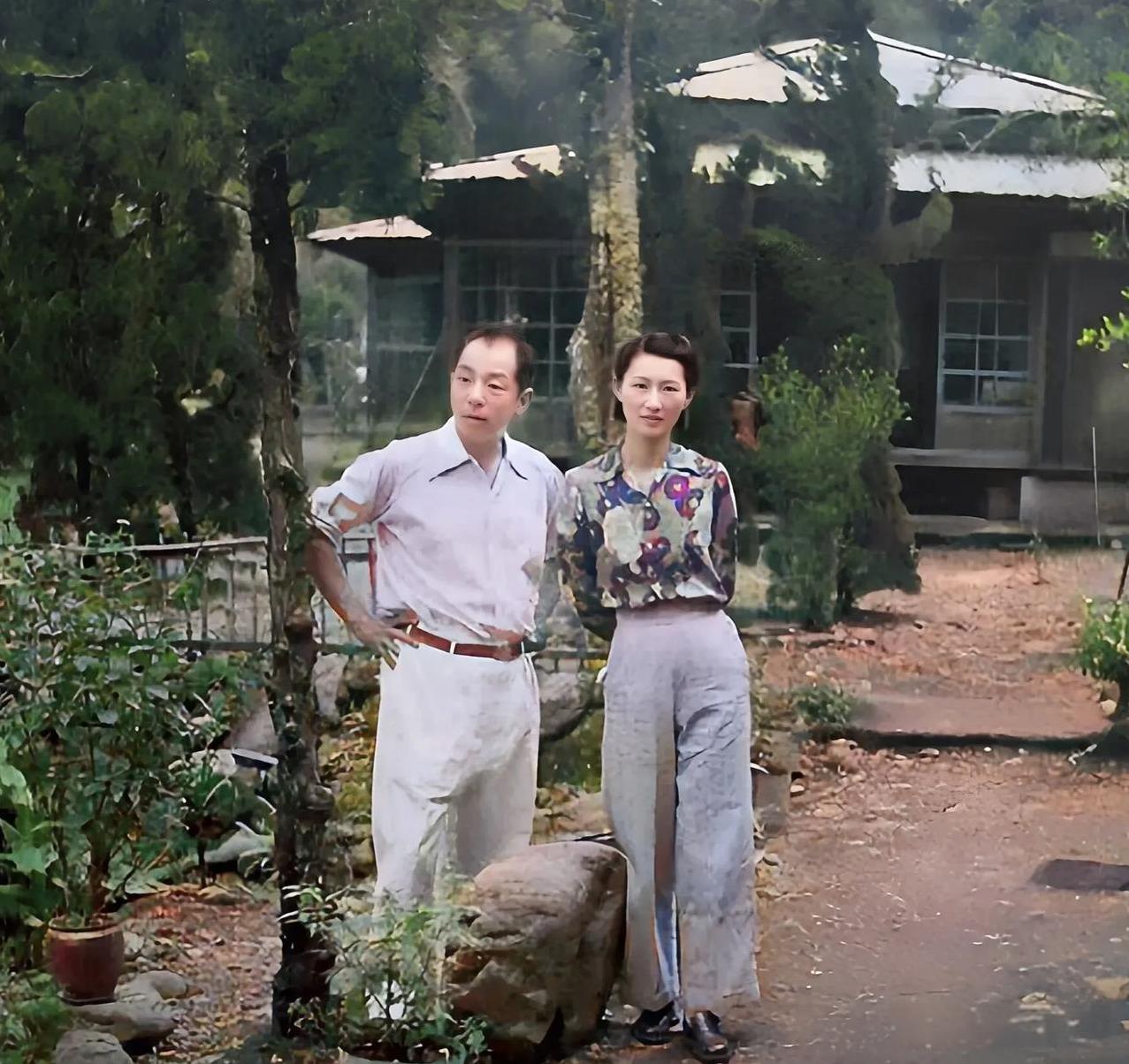 大家别再被忽悠了，这才是真实的张学良与赵四小姐！这是两人1947年被软禁在台湾时
