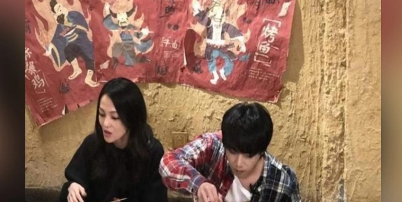 华晨宇青岛演唱会竟撸串喝酒，还喊“我干了”，这画风突变啊！本是音乐盛宴，咋成“大