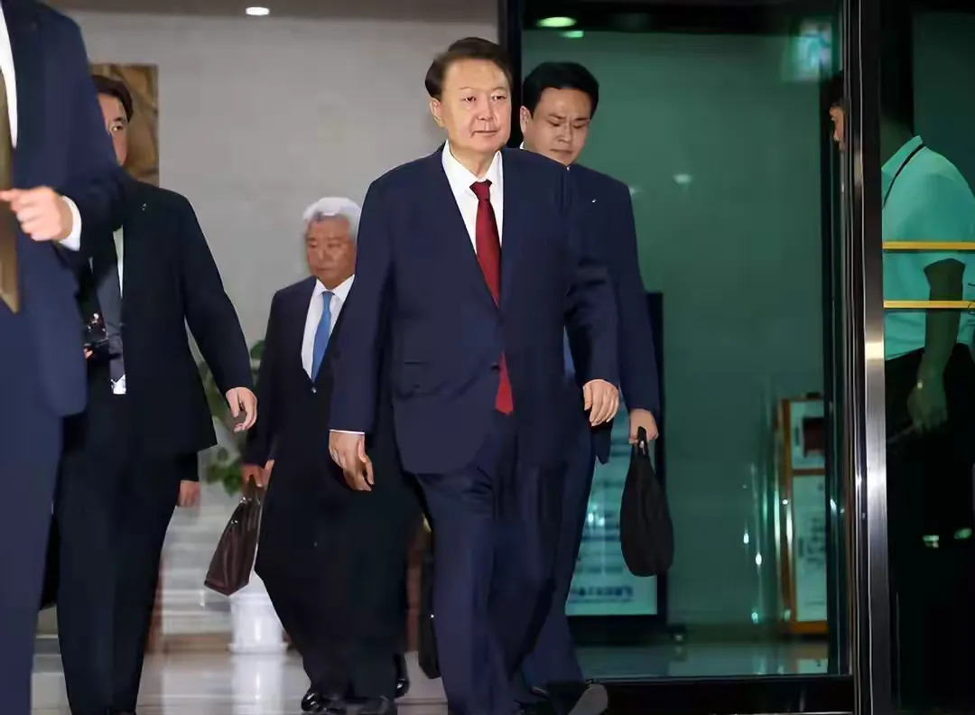 尹锡悦接受调查，老婆孩子咋办？











韩国前总统尹锡悦摊上大事儿