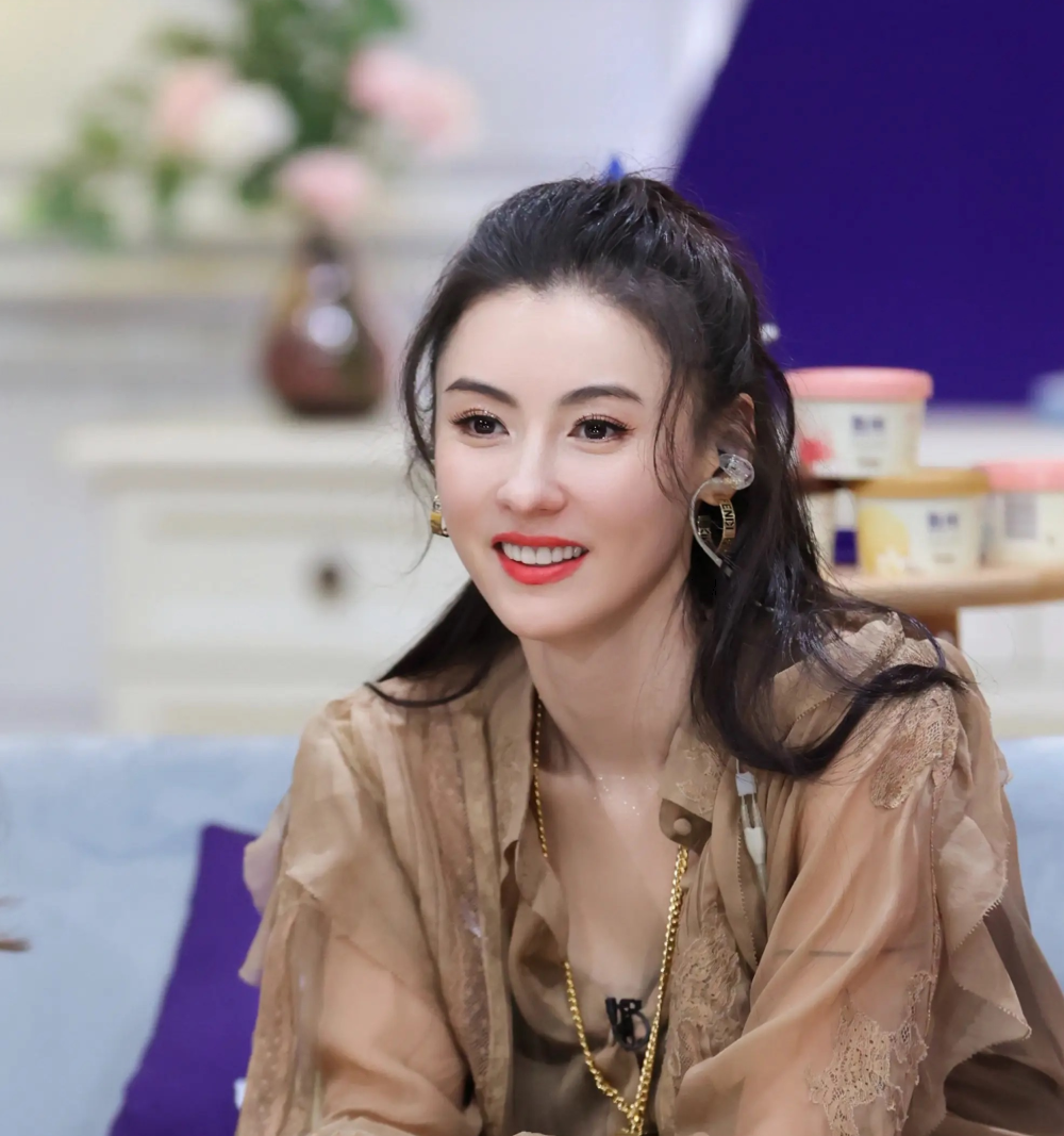 张柏芝现在可能笑不出来了，他刚晒完大儿子的剑桥预录通知，转眼被曝高价家教团队