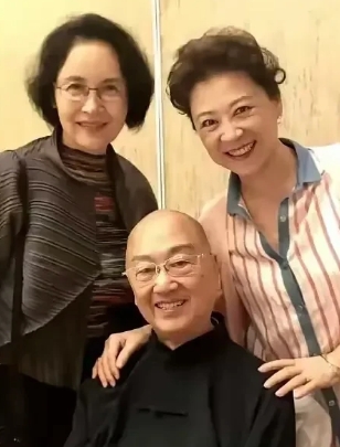  三位老戏骨同框，你认识几位？

 右边《咱们的牛百岁》王馥荔，母子皆明星！
左
