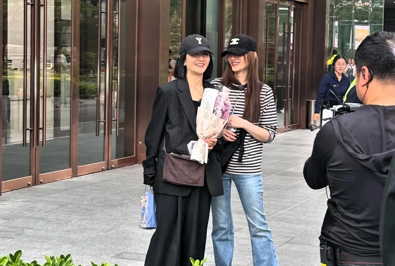有网友在北京国贸偶遇谢娜和李小冉，两人手挽手在逛街！有说有笑，两人的关系还是这么