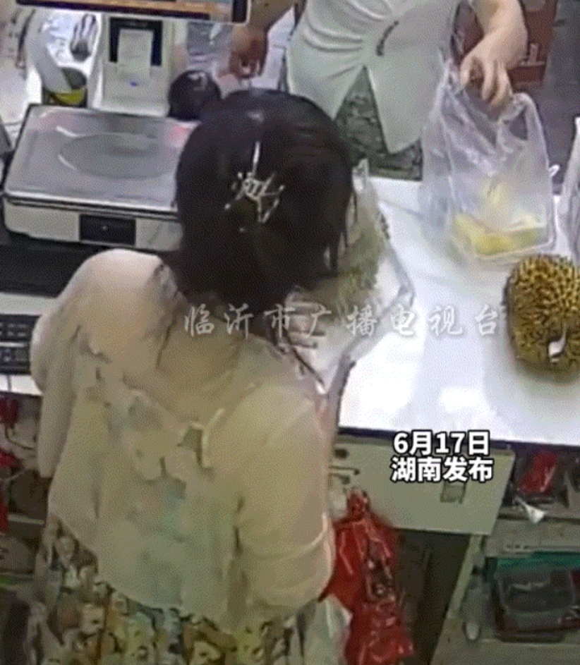 湖南，一大妈带着两个孩子去买榴莲，但这期间大妈挑了一盒剥好的榴莲，并让两个孩子一