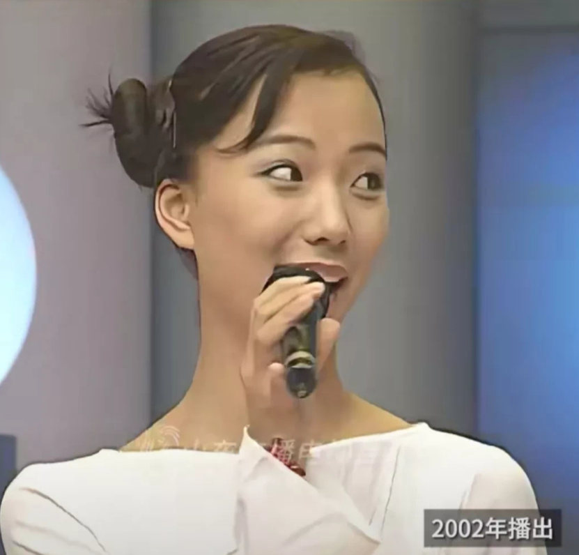 王珞丹还是学生的时候，参加过山东卫视的一档节目，当时的她，扎着双丸子头，青春洋溢