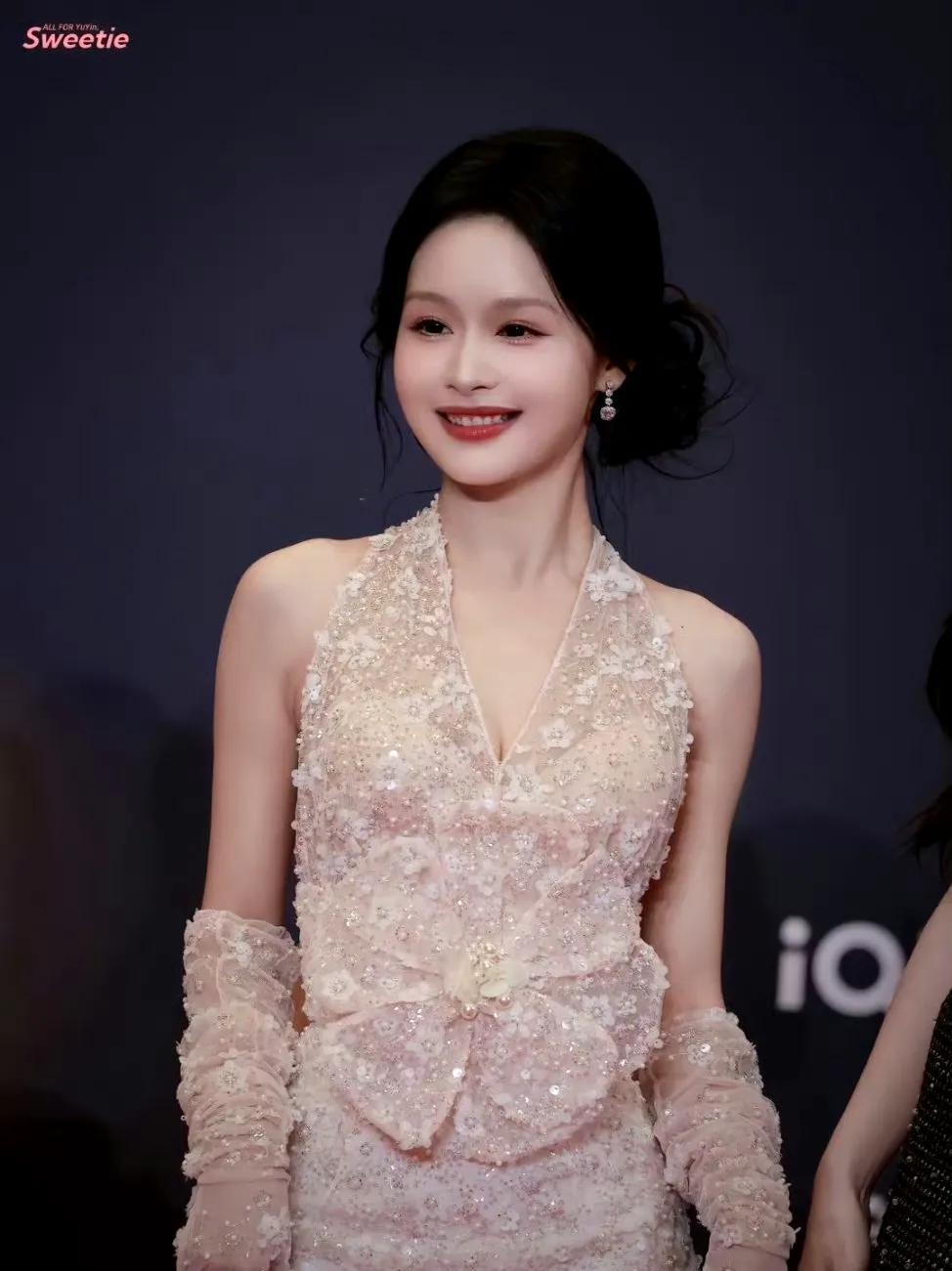 短剧女顶流余茵发长文回应红毯争议：关于恶意，会难过但不惧怕！
3月14日爱奇艺荧