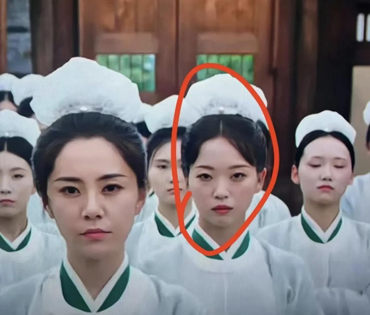 短剧演员为什么不愿意演长剧，说白了就是因为胜任不了呗。
因为他们的颜值和演技只能