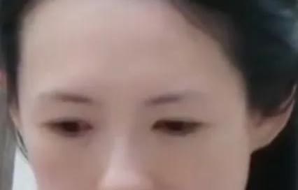 章子怡参加综艺节目洗澡后素颜照吓死人。
章子怡洗过澡后全素颜简直没法看，原来平