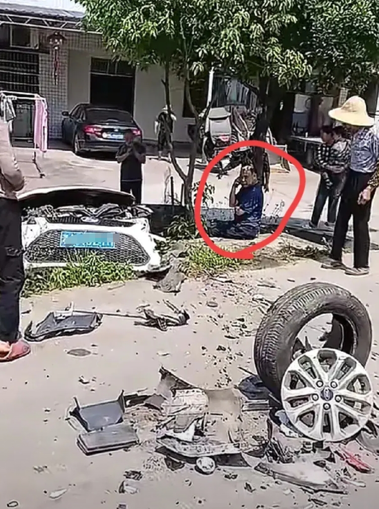 这种路口也开这么快，村庄路口一般限速40~60，就算出了事也不会是这么严重，这速