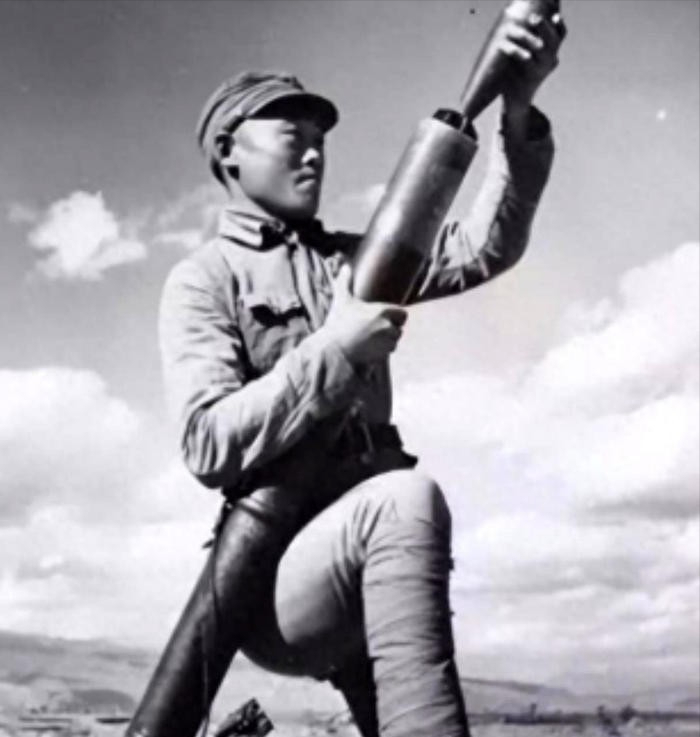 1945年，在山上休息的迫击炮手陈宝柳，突然发现30多个日军和几个女人，正在不远