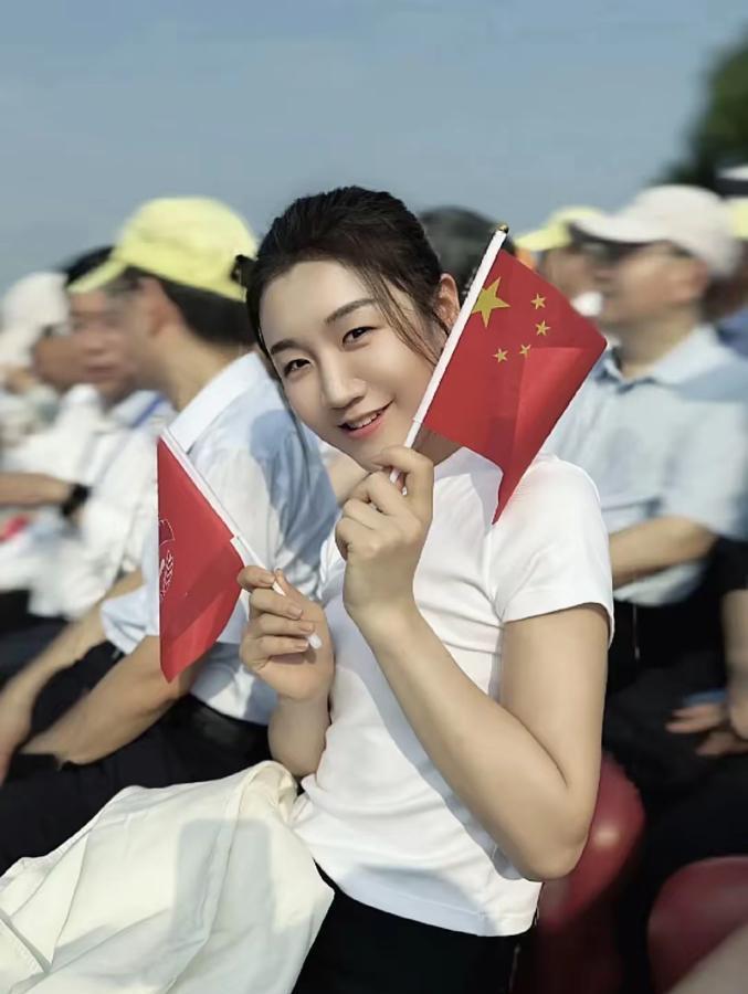 九三阅兵陈梦和龙队合影了，他们都是国家的英雄，这历史性时刻一起见证……
陈梦穿了