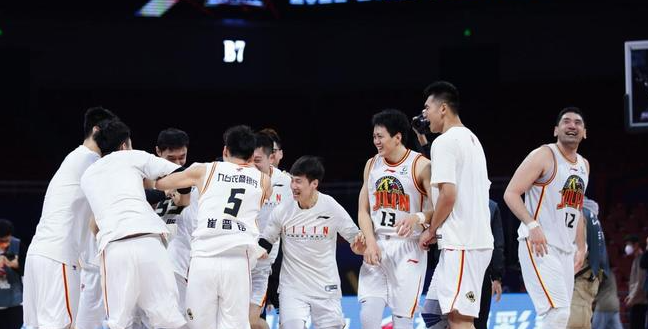 为了备战四国邀请赛，辽宁队已于昨天下午抵达比赛城市阜新。队员们在下榻酒店受到当地