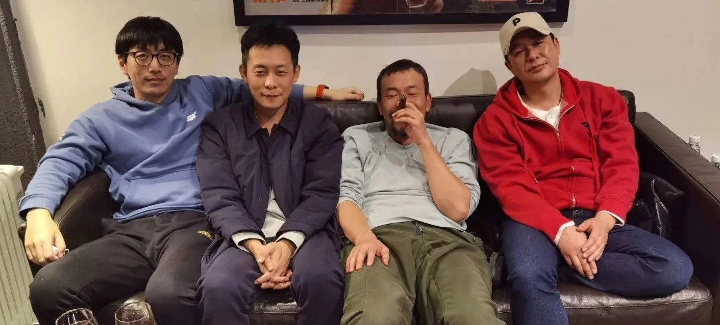 张颂文，廖凡，张译的一张合影，最左边的男生是谁？有认识的吗？好眼熟，就是记不起名