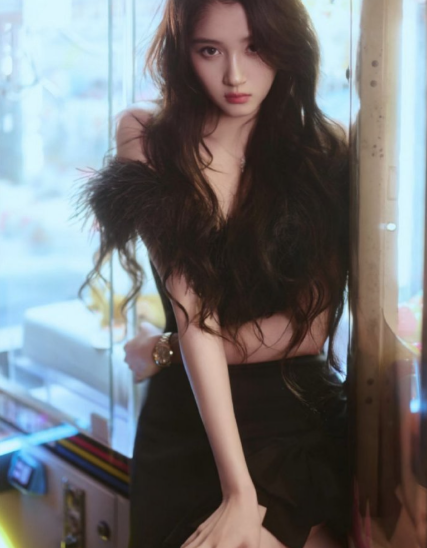 总说男生的七年宝贵，谁的七年不是七年？21年爸爸生病了，关晓彤一整年就只拍了一部