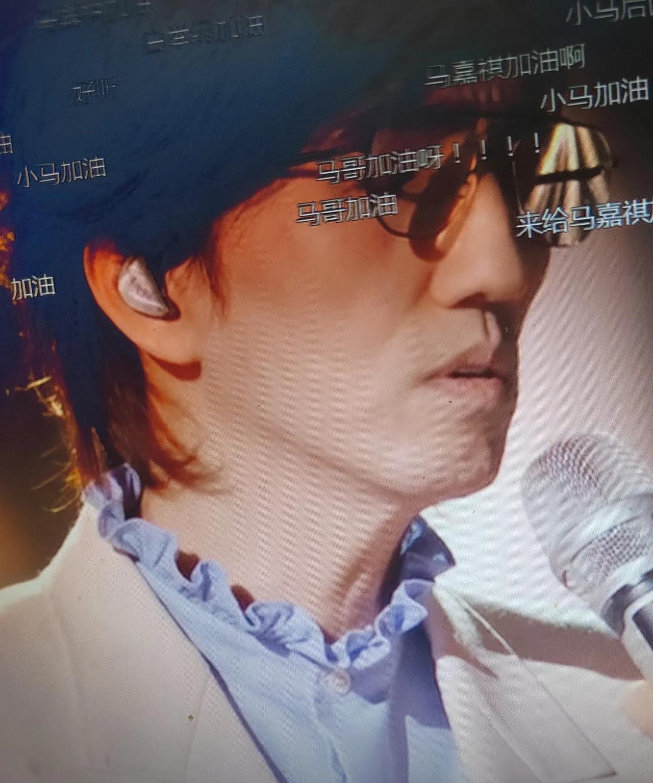 两期直播下来，《2025歌手》舞台其实就只有两类歌手，一类是单依纯；另一类是其他