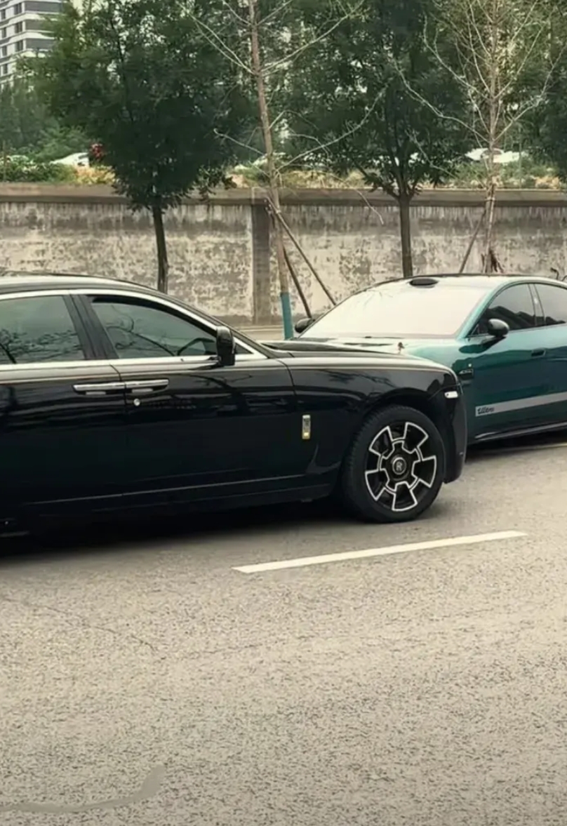 杂粮酥妻撞的最贵的车！
不服就干，管它什么车！劳斯莱斯又如何，一样被杂粮酥妻正面
