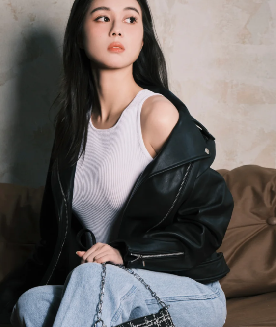 何超欣美颜前后，差别挺大，一个是肤白貌美的大美女，一个长相普通的普女